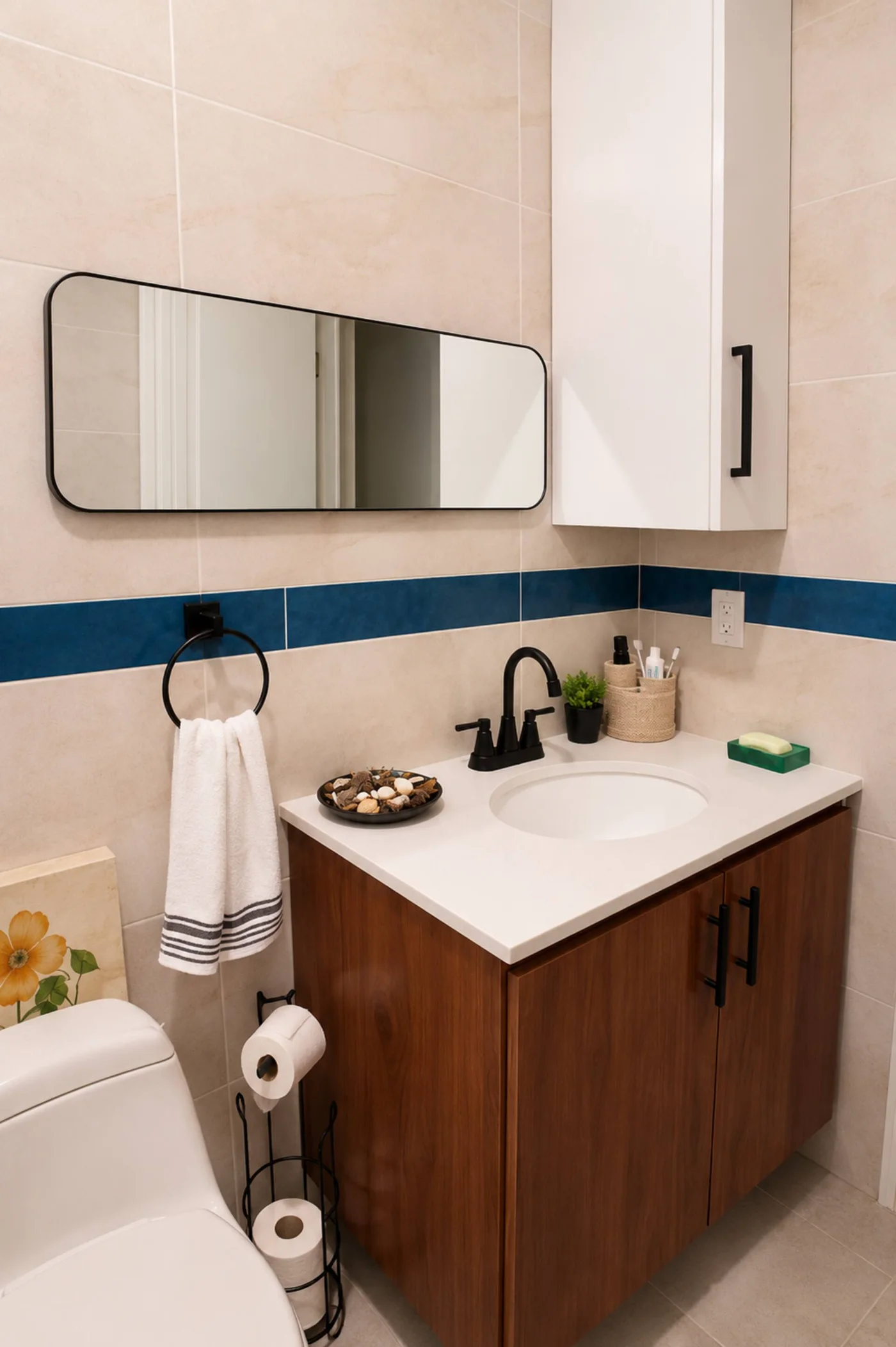 Baño con lavabo y espejo
