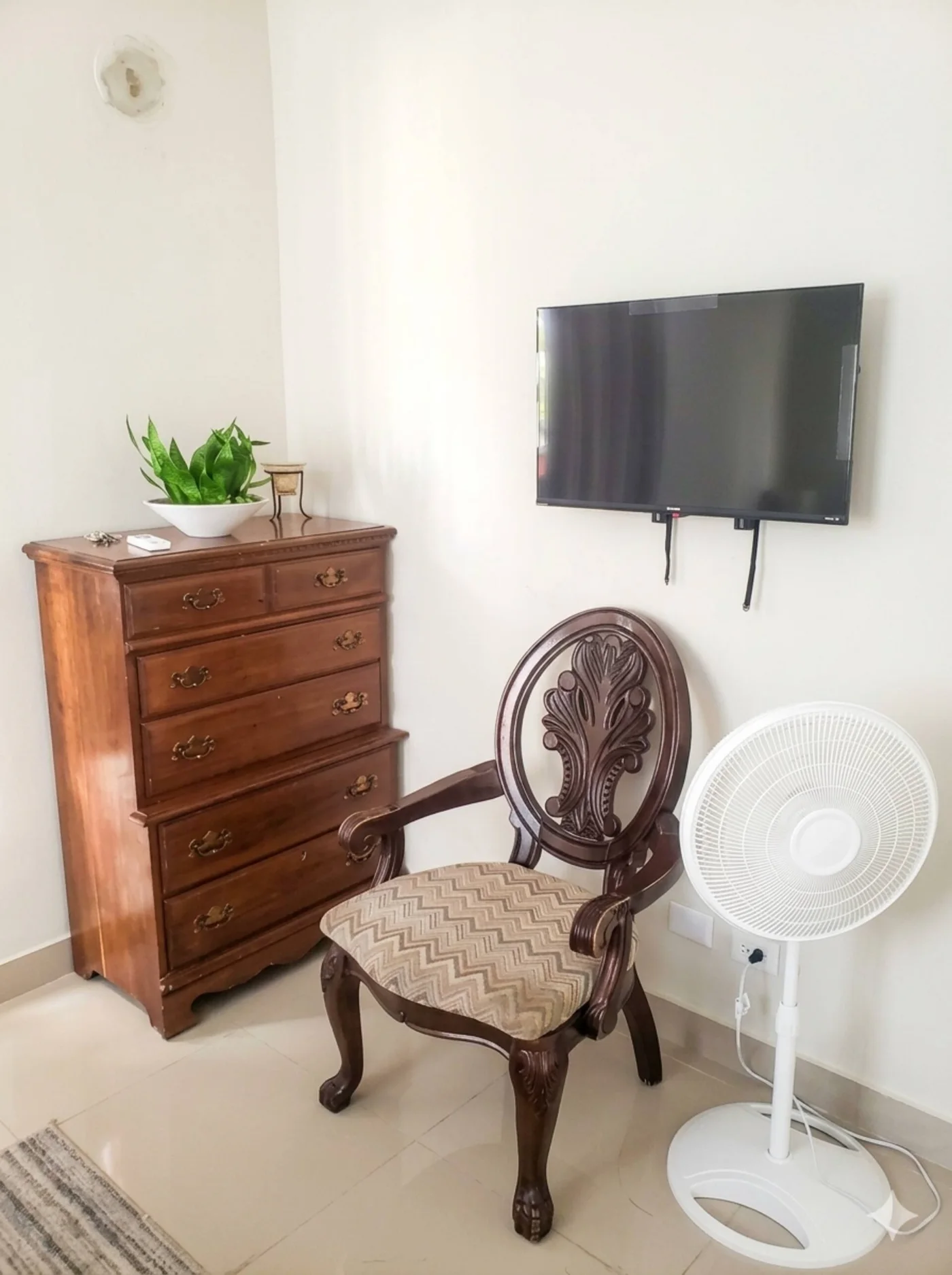 Cómoda de madera con televisor