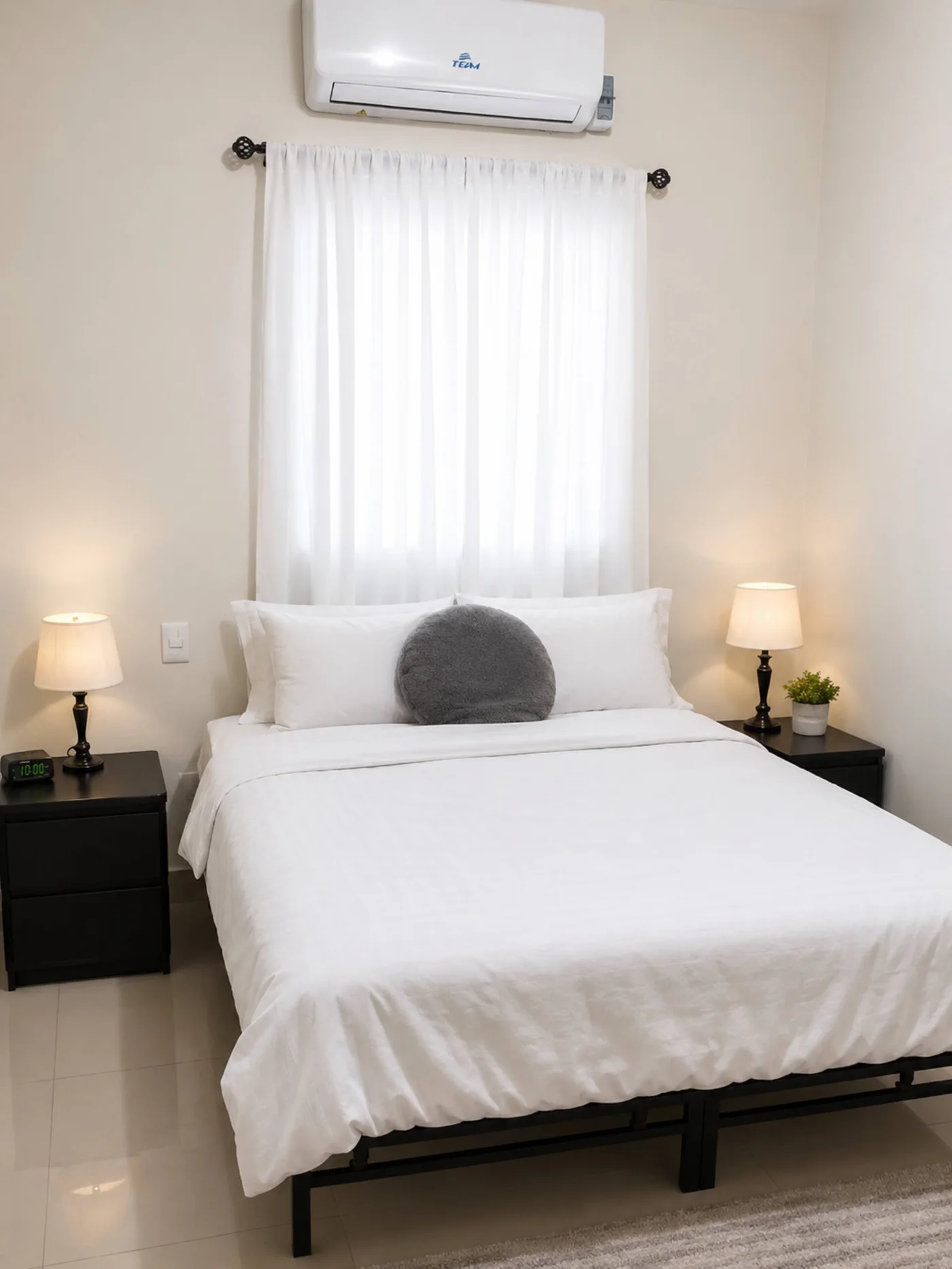 Dormitorio con mesitas y lámparas
