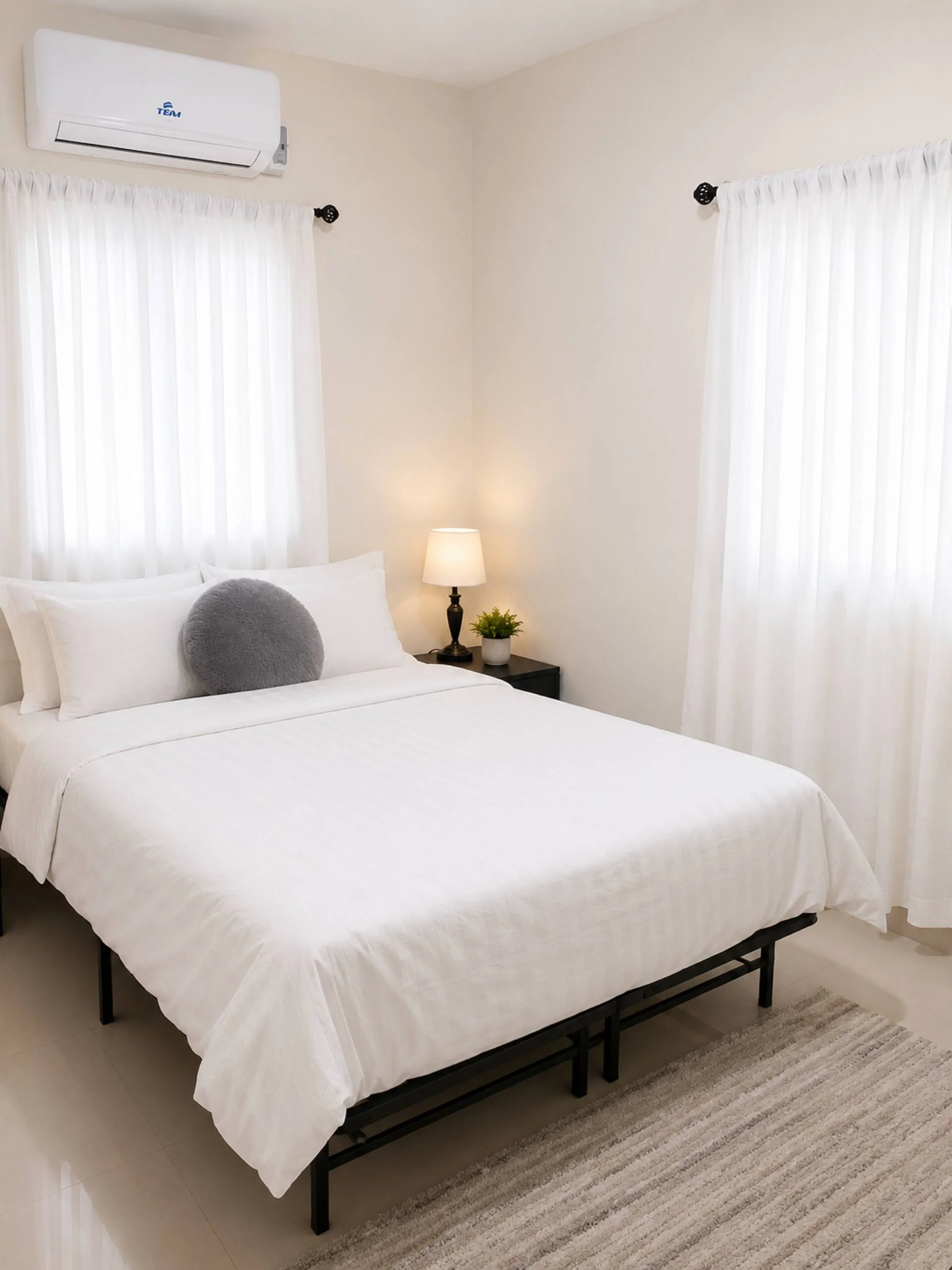 Dormitorio con cama vestida en blanco