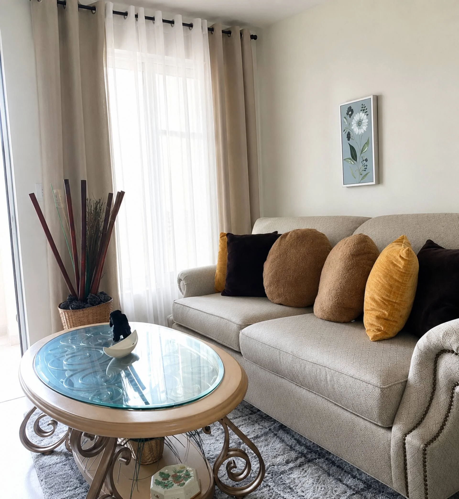 Sala con sofá gris y cojines dorados